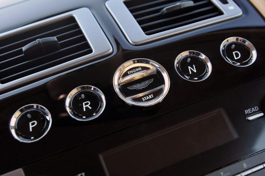 Детали интерьера Aston Martin DB9 2013 года  (NA) (фото 24 из 60)